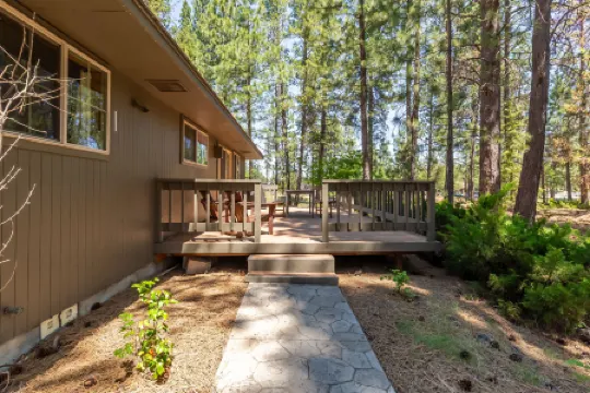 Cozy Hot Tub and Game Area - Charming Sunriver Retreat