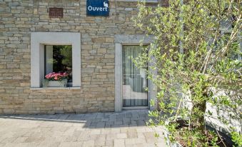 Stylish Stay Near Forest