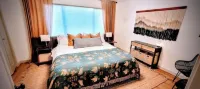 Downtown Designer Duplex close to Beach! Spa Tub, Sunroom, Game Room, EV & more!