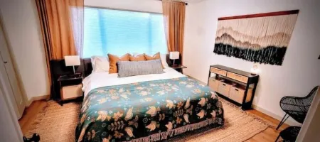 Downtown Designer Duplex close to Beach! Spa Tub, Sunroom, Game Room, EV & more!