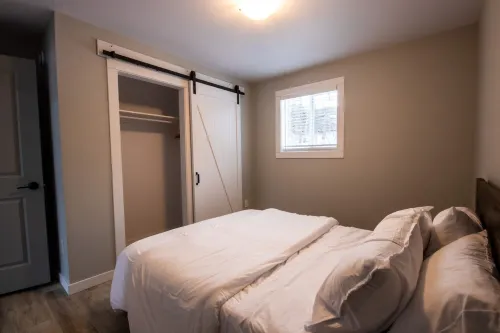 Modern 4 bedroom, 2 living room overlooking creek