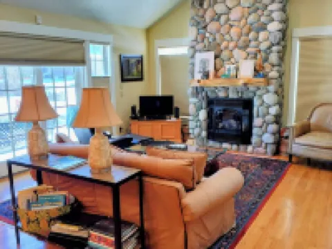 Beautiful 2-bedroom townhome with Patio, WiFi, AC Hotels in Sisters