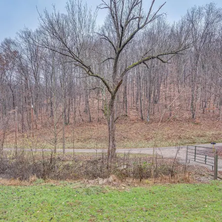 Pet-Friendly Home ~ 10 Mi to Hocking Hills!