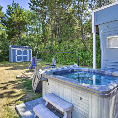 Coastal Pnw Gem w/ Hot Tub - Walk to Beach!