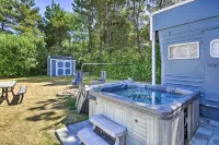 Coastal Pnw Gem w/ Hot Tub - Walk to Beach! - Wifi