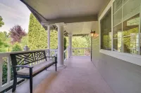 2 Mi to Lake Sammamish State Park! Modern Duplex - parking