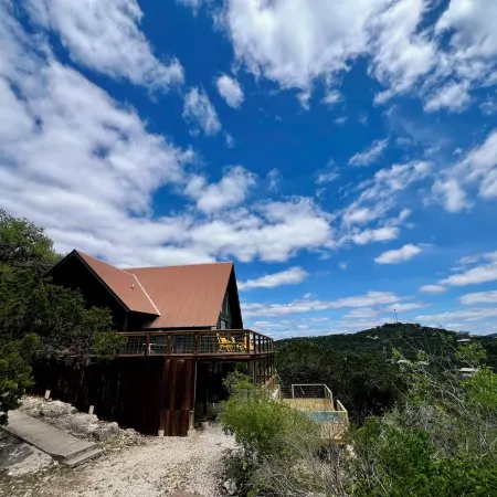 Design-forward Frio cabin with epic views & pool