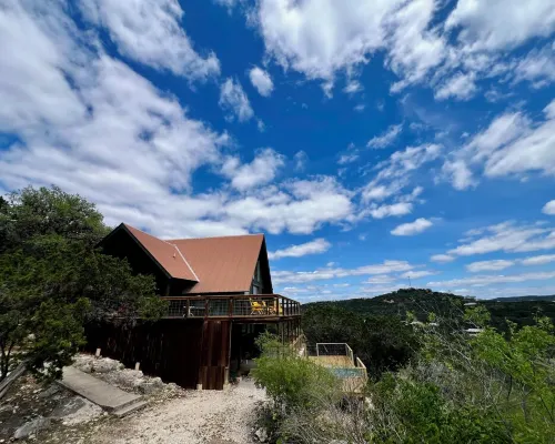 Design-forward Frio cabin with epic views & pool Hotels in Concan