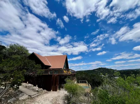 Design-forward Frio cabin with epic views & pool