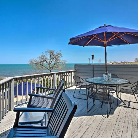 Lakefront Family Retreat w/ Grill: Steps to Beach!