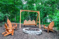 Biker's Haven: Cozy Tiny Home w/ Outdoor Lounge