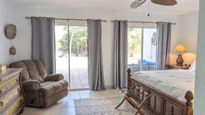 Stunning Marina-Front Townhome in South Bimini: Steps to pristine beaches โรงแรมใน