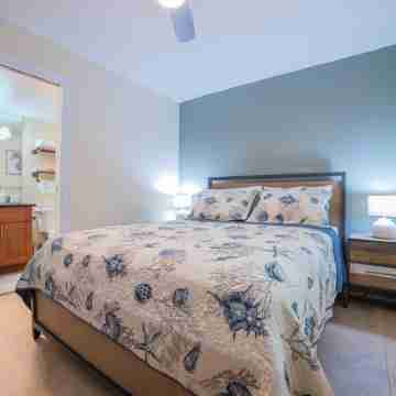 50 steps away from Maui's best beach, furnished with luxury details Rooms