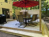 Coastal theme/wooded & large deck/fenced-in yard