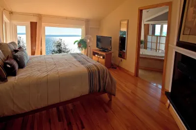 Water Front Spacious Home with a View - Vacation in Paradise! Hotels near Fred Meyer