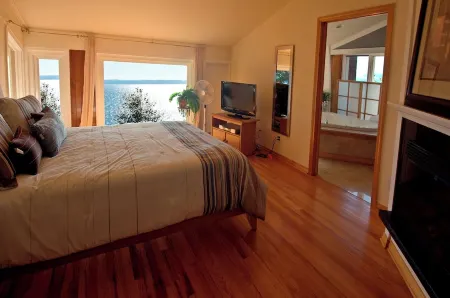 Water Front Spacious Home with a View - Vacation in Paradise!