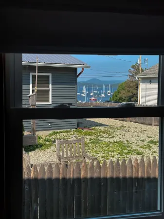 Charming 1-bedroom cottage lake views/access, Malletts Bay Colchester, AC, WiFi