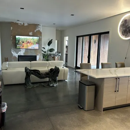 Modern 3-bedroom bungalow in peaceful Somers with great lake and mountain views