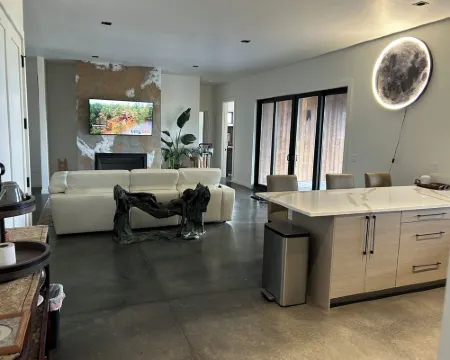 Modern 3-bedroom bungalow in peaceful Somers with great lake and mountain views 萊克賽德酒店