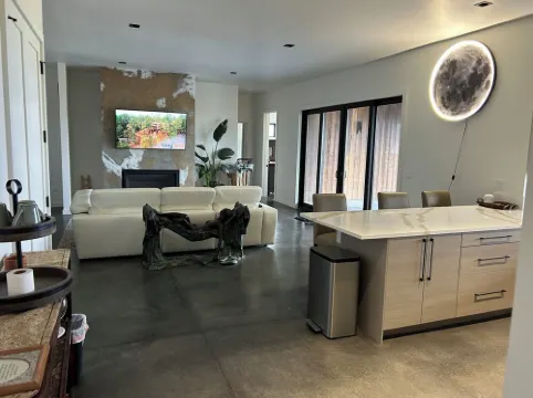 Modern 3-bedroom bungalow in peaceful Somers with great lake and mountain views