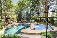 Aspen Hideaway by Avantstay Walk to Aspen, Near Slopes + Pool & Hot Tub Access