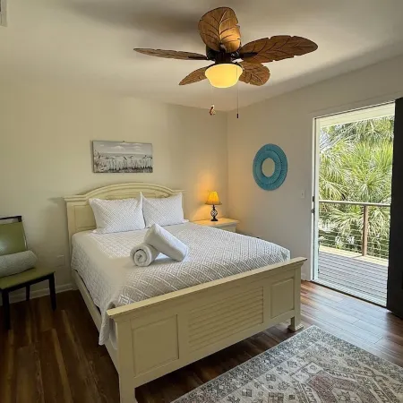 Best Coastal Escape: 2Br/1.5 BA w/Additional Outdoor Shower, 2-Min Walk to Beach
