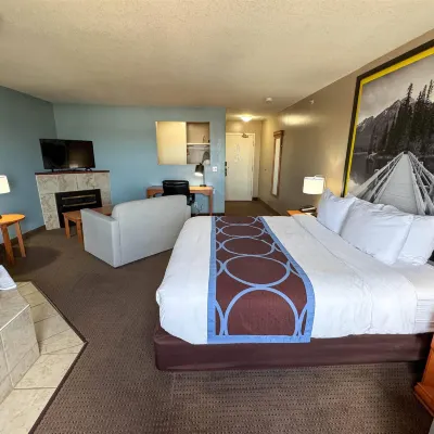 Super 8 by Wyndham Edmonton South Hotel dekat Teater Varscona