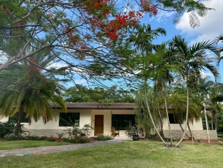 Ranch life in the City - Heated Pool - Water views -1 acre