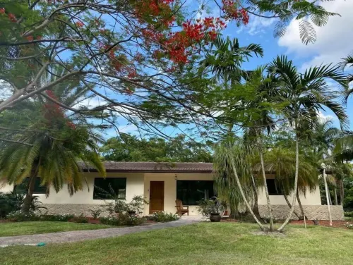 Ranch life in the City - Heated Pool - Water views -1 acre