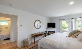 Heated Pool, Driftwood Cottage by RoveTravel