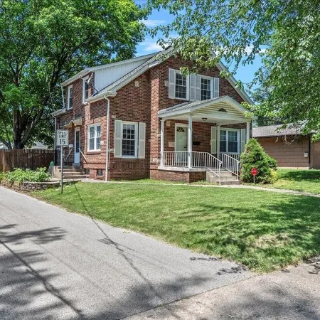 Newly Renovated Cozy 2-bedroom1-bath with a Luxurious Massage Chair