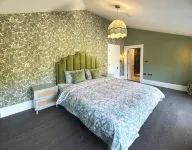 Thames Mansion - River View Hotels in Old Windsor