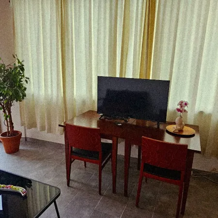 Apartment with two rooms and shared bathroom Отели в г. Минузио