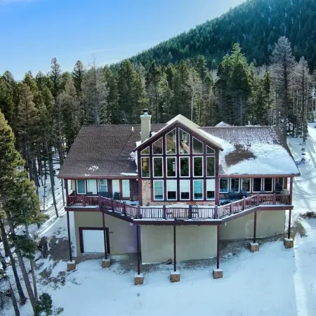 Spacious, Custom Built, Luxury Home Cabin with Hot Tub, Stunning Views,