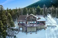Spacious, Custom Built, Luxury Home Cabin with Hot Tub, Stunning Views,