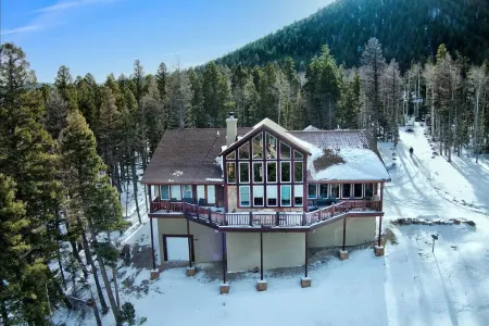 Spacious, Custom Built, Luxury Home Cabin with Hot Tub, Stunning Views,