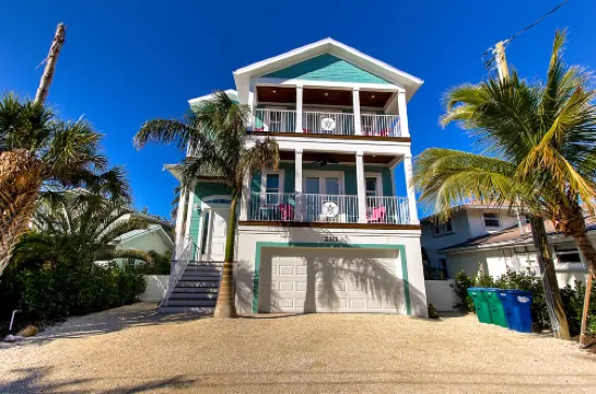 Luxury Home with Rooftop Deck and Resort-Style Pool - Amazing Summer Retreat