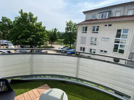 5 Min von der Hochschule enfernt - Familien-Apartment mit Balkon & Kinderbett