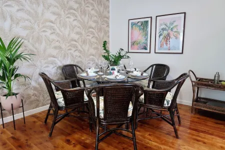 Hali'a - Renovated, 3 Bedroom Beach Cottage in Burleigh 5 mins walk to beach