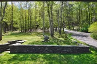 COUNTRY HOME Fenced Backyard, 1 mi. to Town, Kids & Dogs OK!