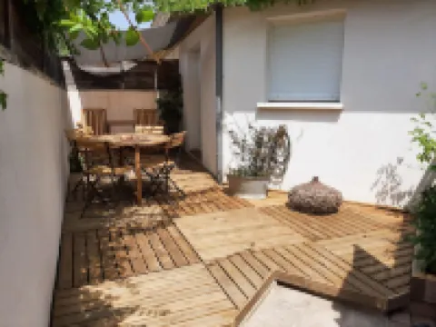 T2 house with small adjoining plot, very nice.