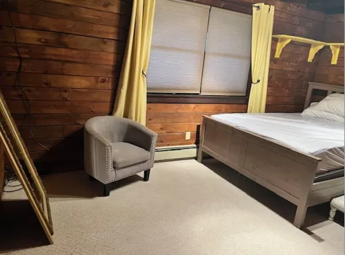 3-bedroom cabin in peaceful Bloomingburg with WiFi, AC