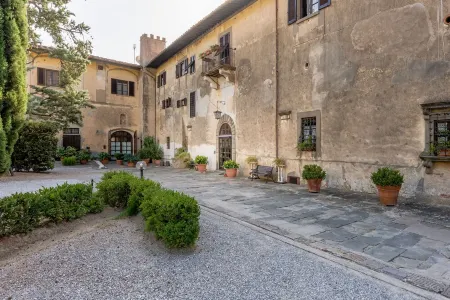 Spectacular apartment in historic mansion from the 1400s