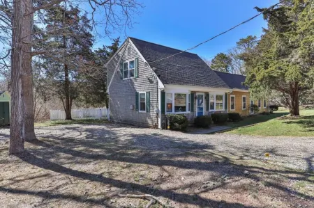 Spacious 6 Bedroom Coastal Getaway – 4 Mins to Ocean!