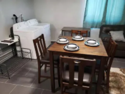 Entire Guesthome With own Bath/kitchen/2 Bdrm