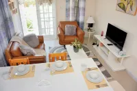 2-bedroom apartment in delightful Bridgetown with WiFi, AC Hotel di Stroude Land