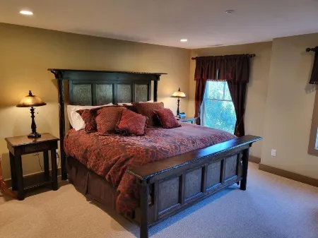 Luxury 5 bedroom ski house- 5 min from slopes