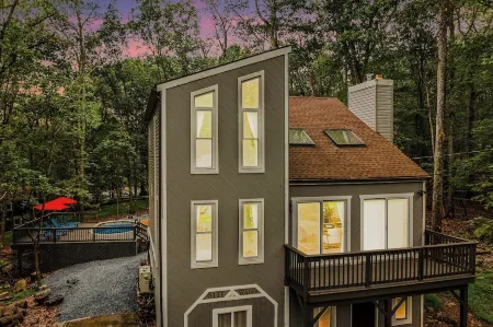 Night Golf, Fire Pit, Game Room, Hot Tub, Theater room, Lake Access Fun house!