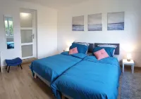 The Maison en Feuilles: a charming retreat with garden, terrace, perfect for 2 게흐빌르 호텔