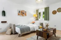 Azalea Apartment: Home comforts by the river Các khách sạn ở Isleworth